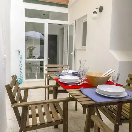 瞭望里斯本公寓 *